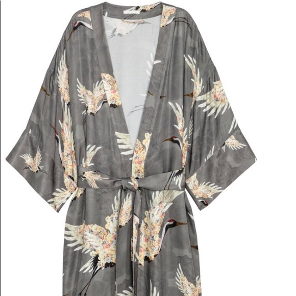 H&M Tops - Beautiful Crane print kimono 🌿🎋🌿